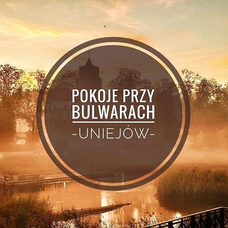 Pokoje Przy Bulwarach 우니에유프 외부 사진