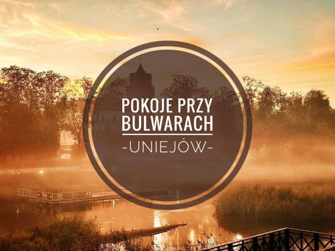 Pokoje Przy Bulwarach 우니에유프 외부 사진